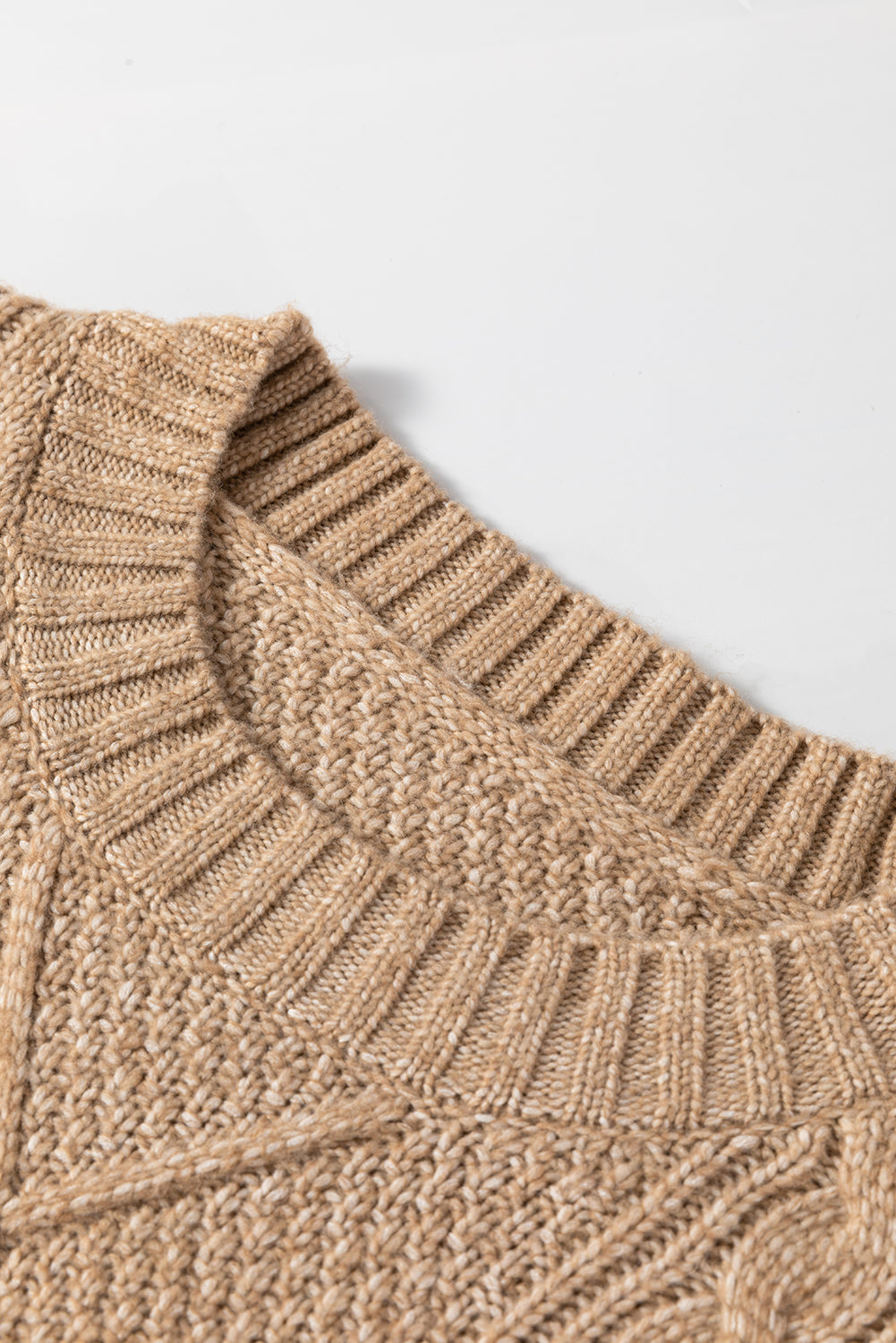 Dámské svetrové šaty s copánkovým úpletem